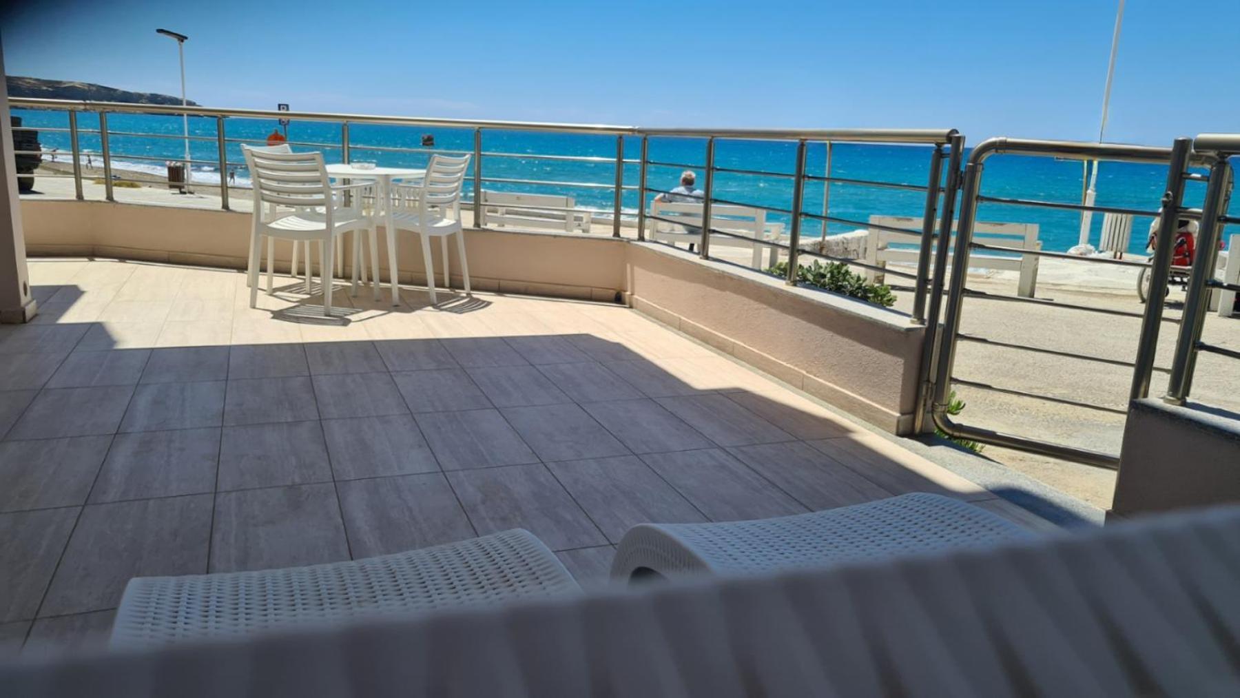 Bella Mare Luxury Apartments Каламаки Экстерьер фото